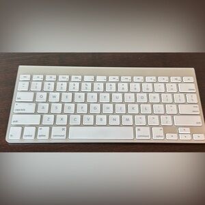 Apple Bluetooth Wireless Keyboard - excellent condition